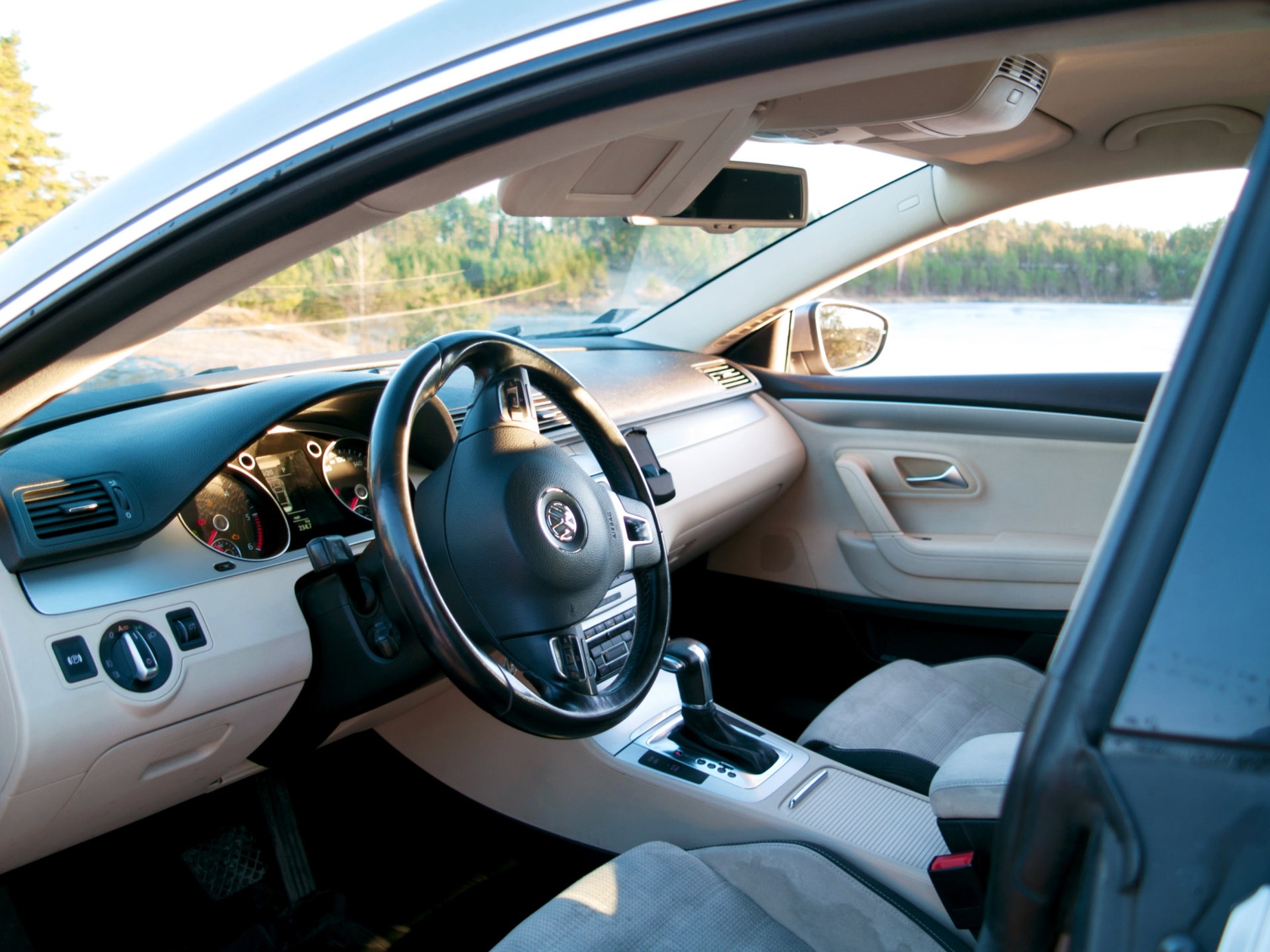 Volkswagen Passat CC najczęściej jest bardzo bogato wyposażony. W większości egzemplarzy znajdziemy m.in.  asystenta pasa ruchu, front assist zapobiegający kolizjom, czujnik martwego pola czy funkcję automatycznego parkowania.