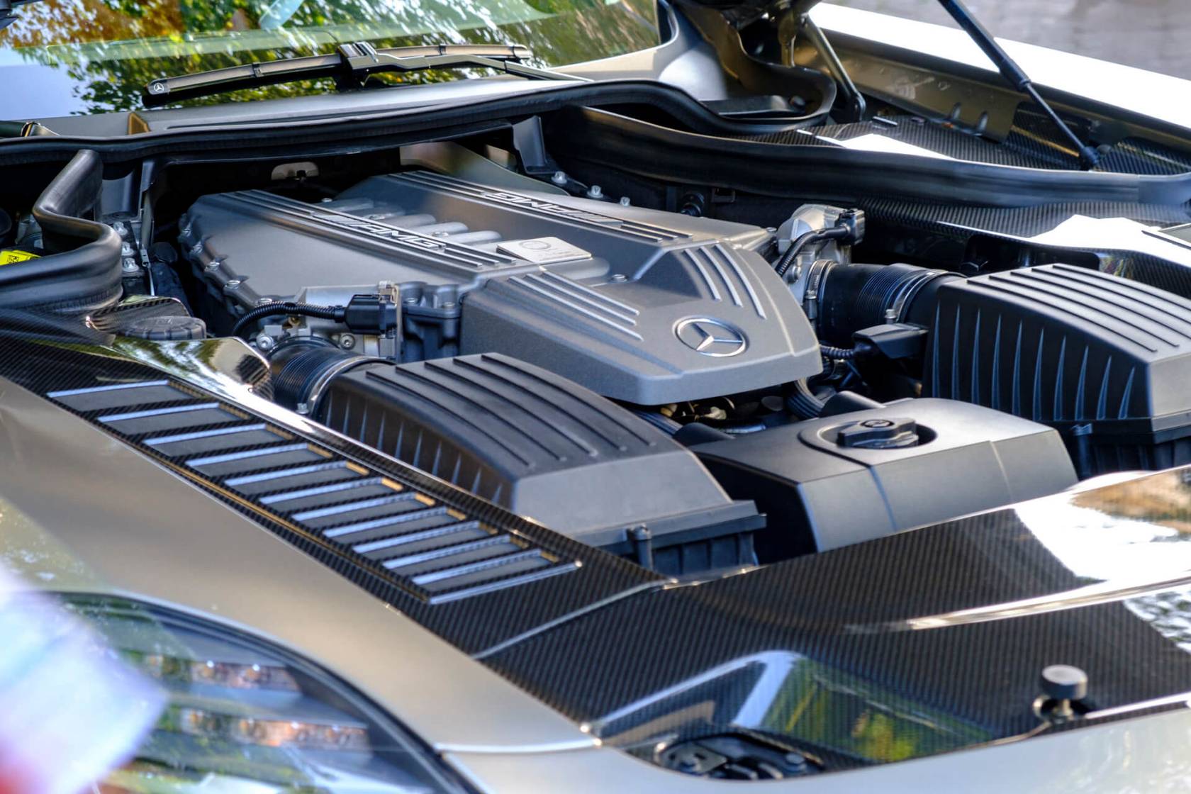 silnik V8 mercedesa AMG SLS. sprawdź nasz ranking i propozycje na auta z v8 do 40 000 zł.