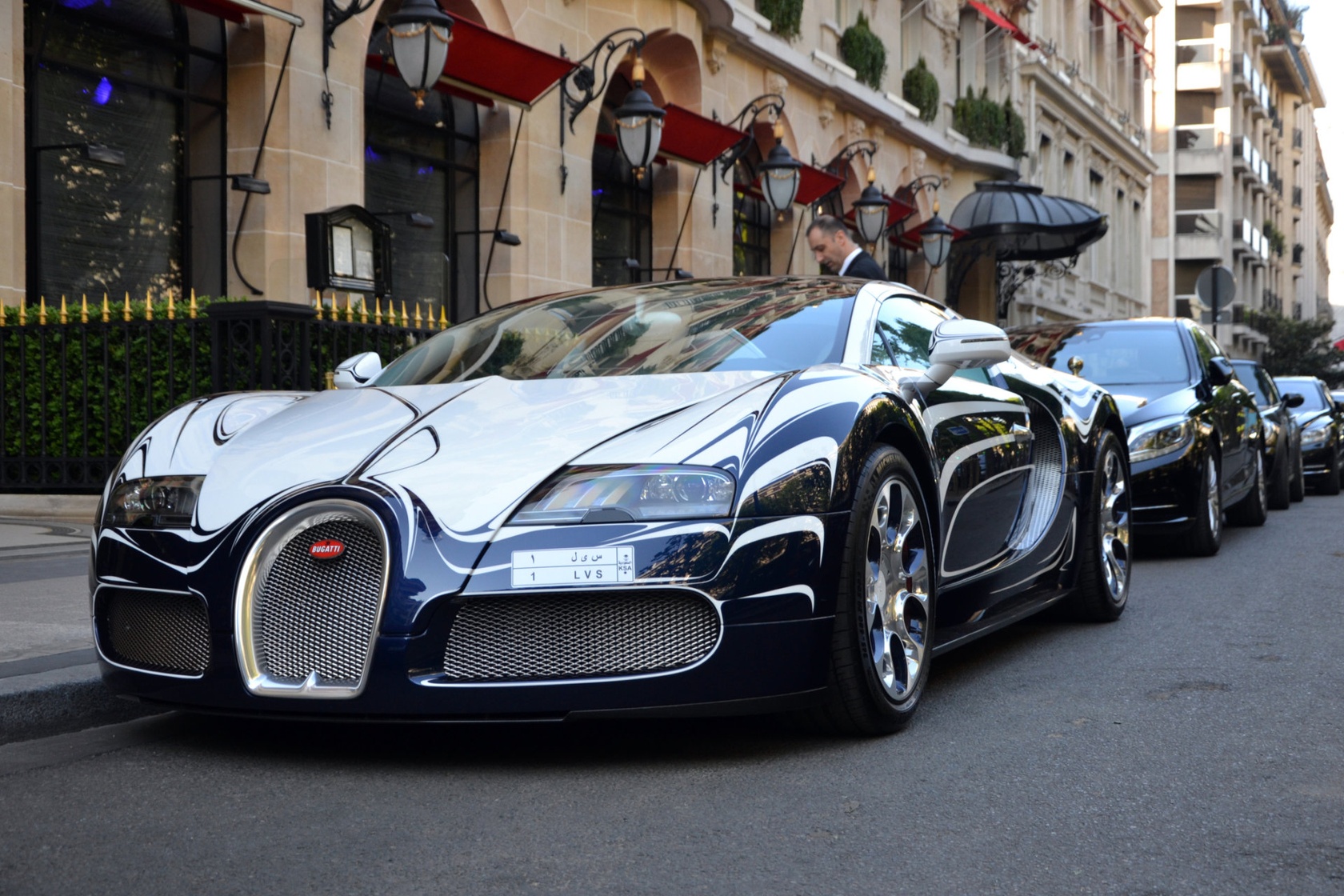 Wymiana opon w Bugatti Veyron to koszt 150 tys. złotych! Na zdj. jedyna na Świecie wersja "l'Or Blanc" ("Białe złoto") - 
