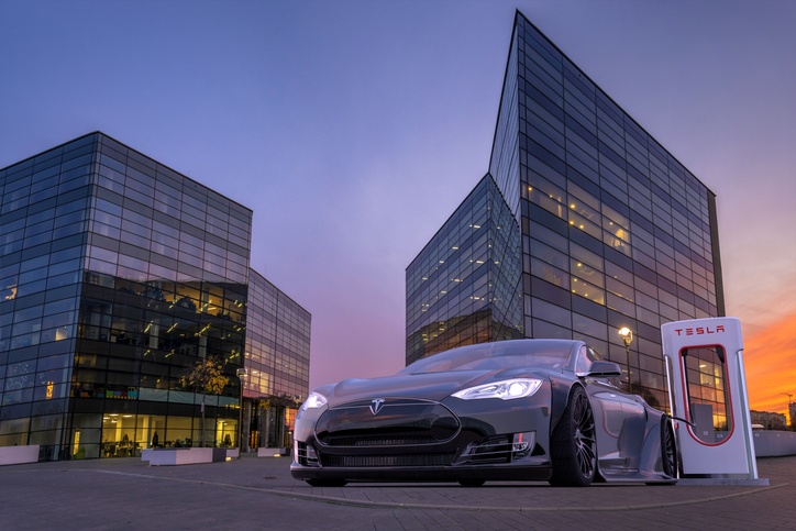 Tesla model S to jeden z najczęściej poszukiwanych samochodów w kategorii hybrydy i elektryki
