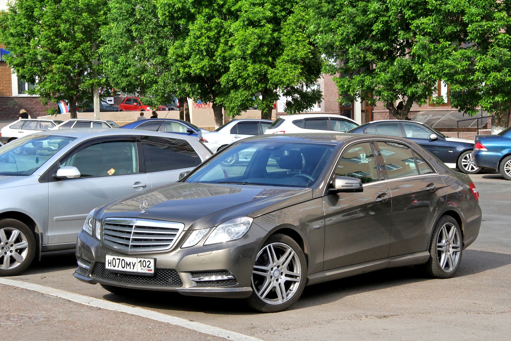 Mercedes W212 na parkingu