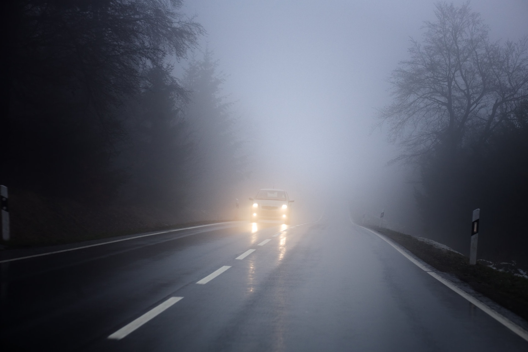Warto pamiętać, że przy pogarszających się warunkach atmosferycznych światła do jazdy dziennej należy zastąpić światłami mijania. Wówczas auto jest oświetlone zarówno z przodu, jak i z tyłu.