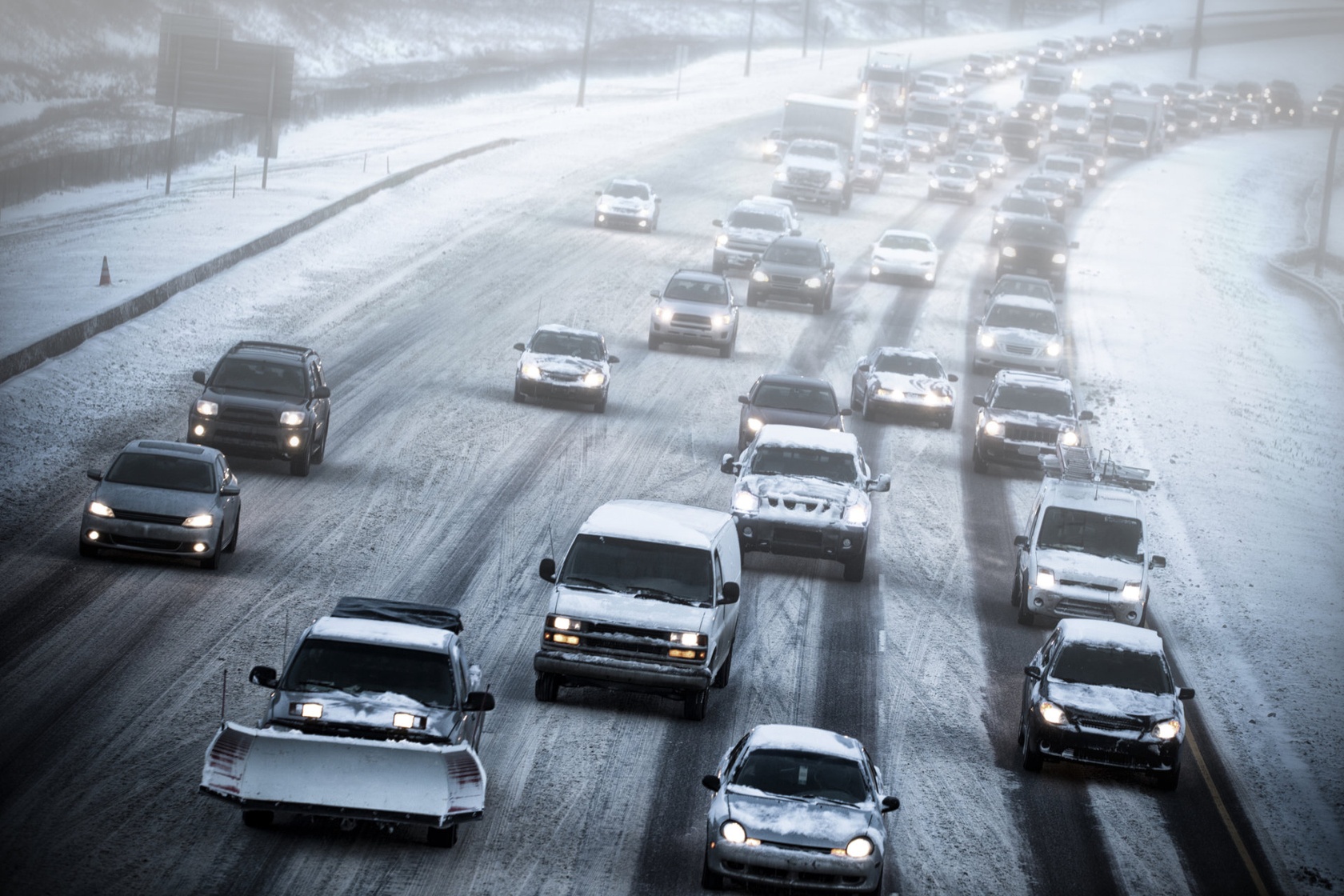 Zachowanie odstępu pomiędzy pojazdami to podstawowa zasada bezpieczeństwa na autostradzie. Nie tylko zimą.