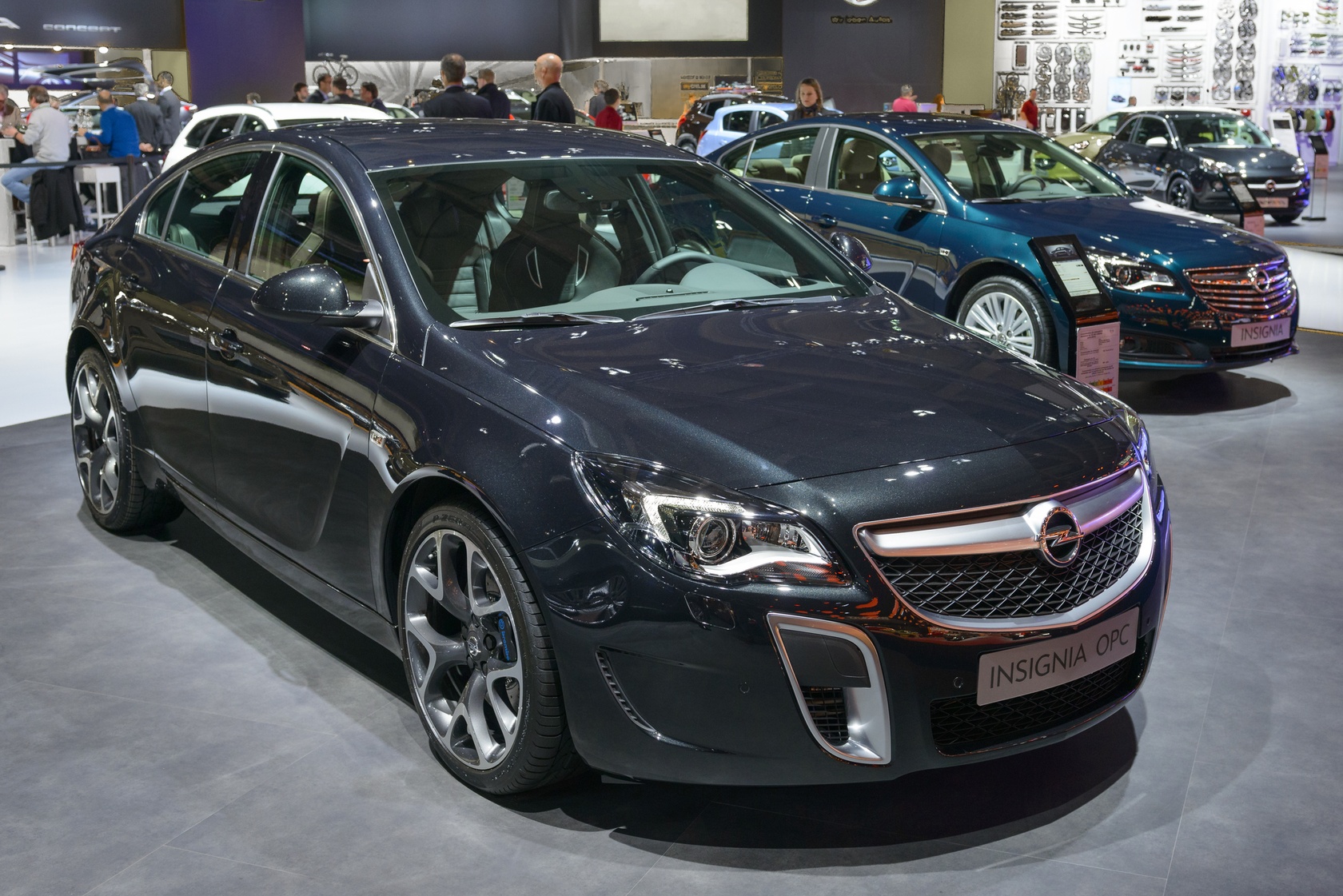 Opel Insignia w najmocniejszej wersji silnika - OPC. Podobno pali 16l/100km w trybie miejskim