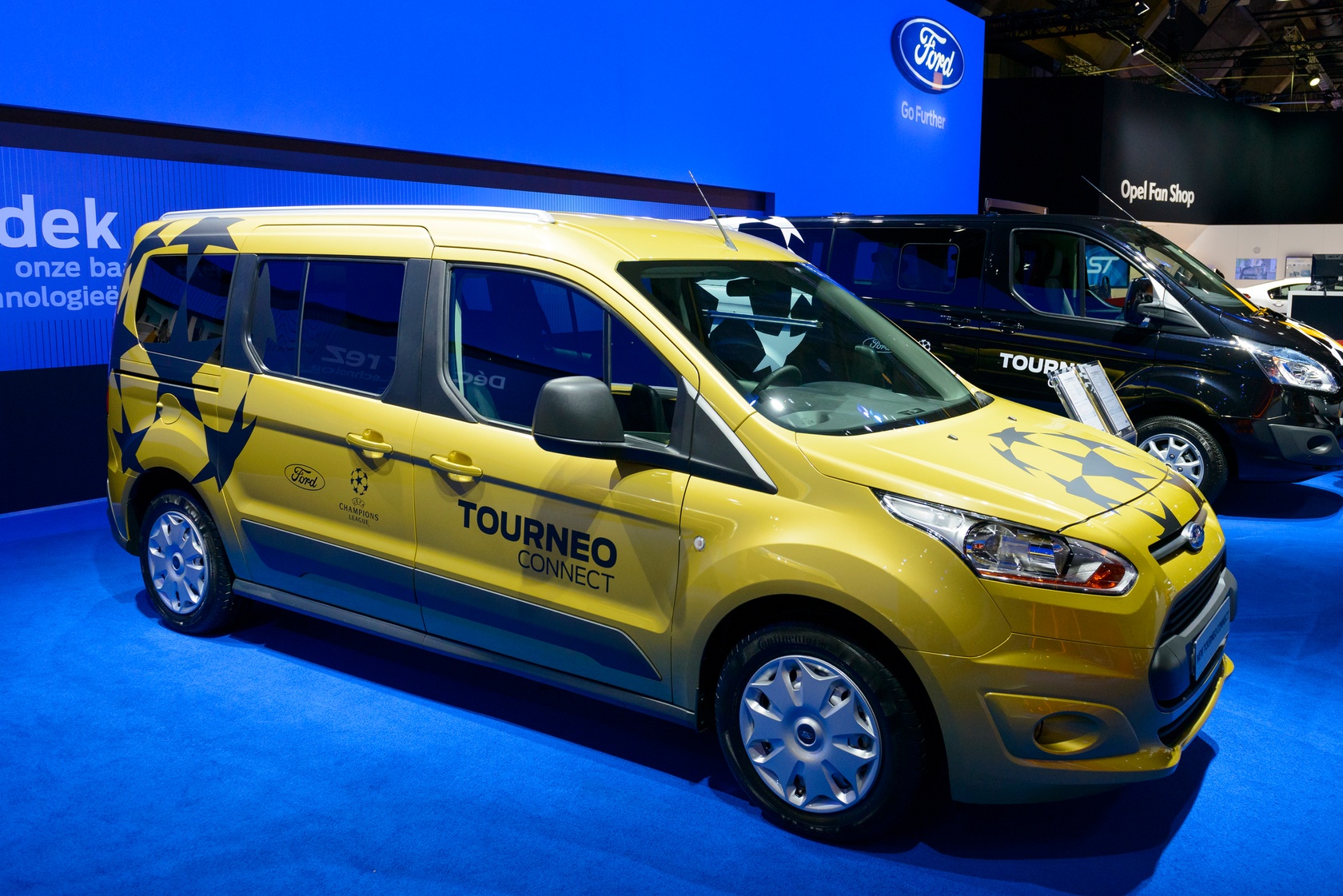 Musztardowy Ford Tourneo Connect 