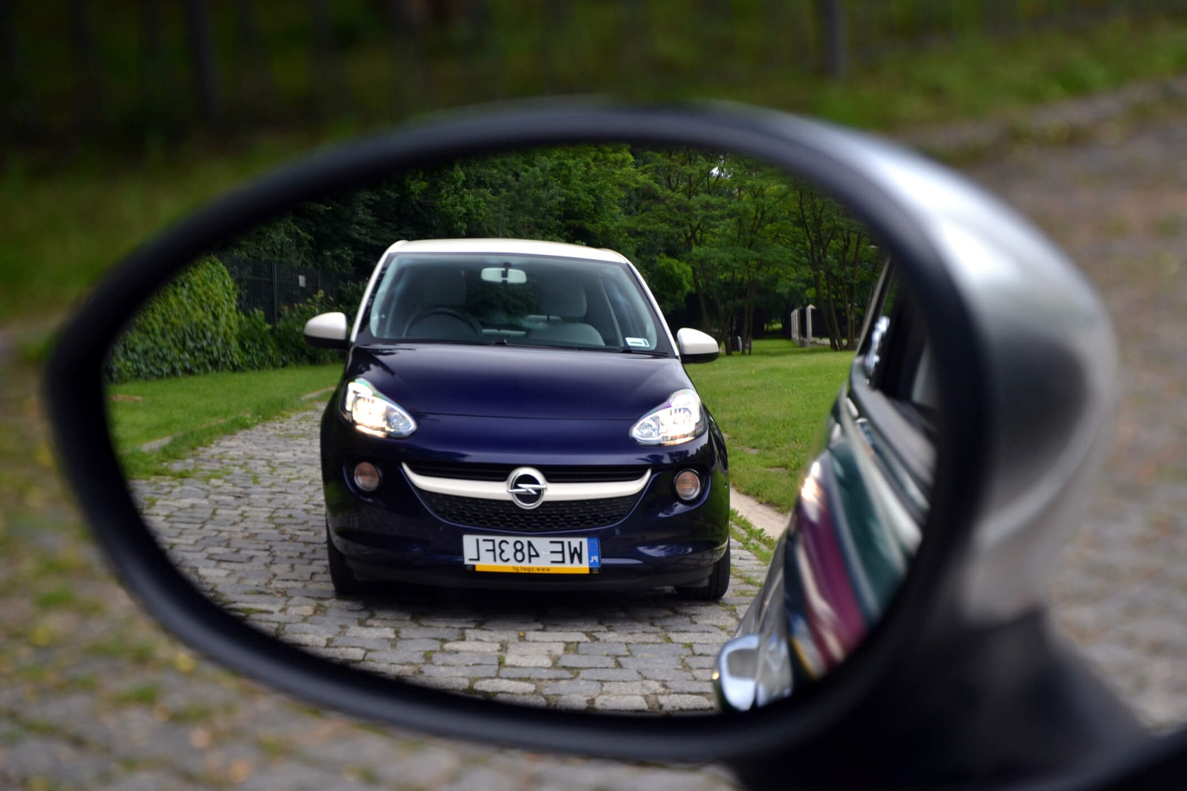 Opel Adam: widok na auto w lusterku wstecznym, test wideo