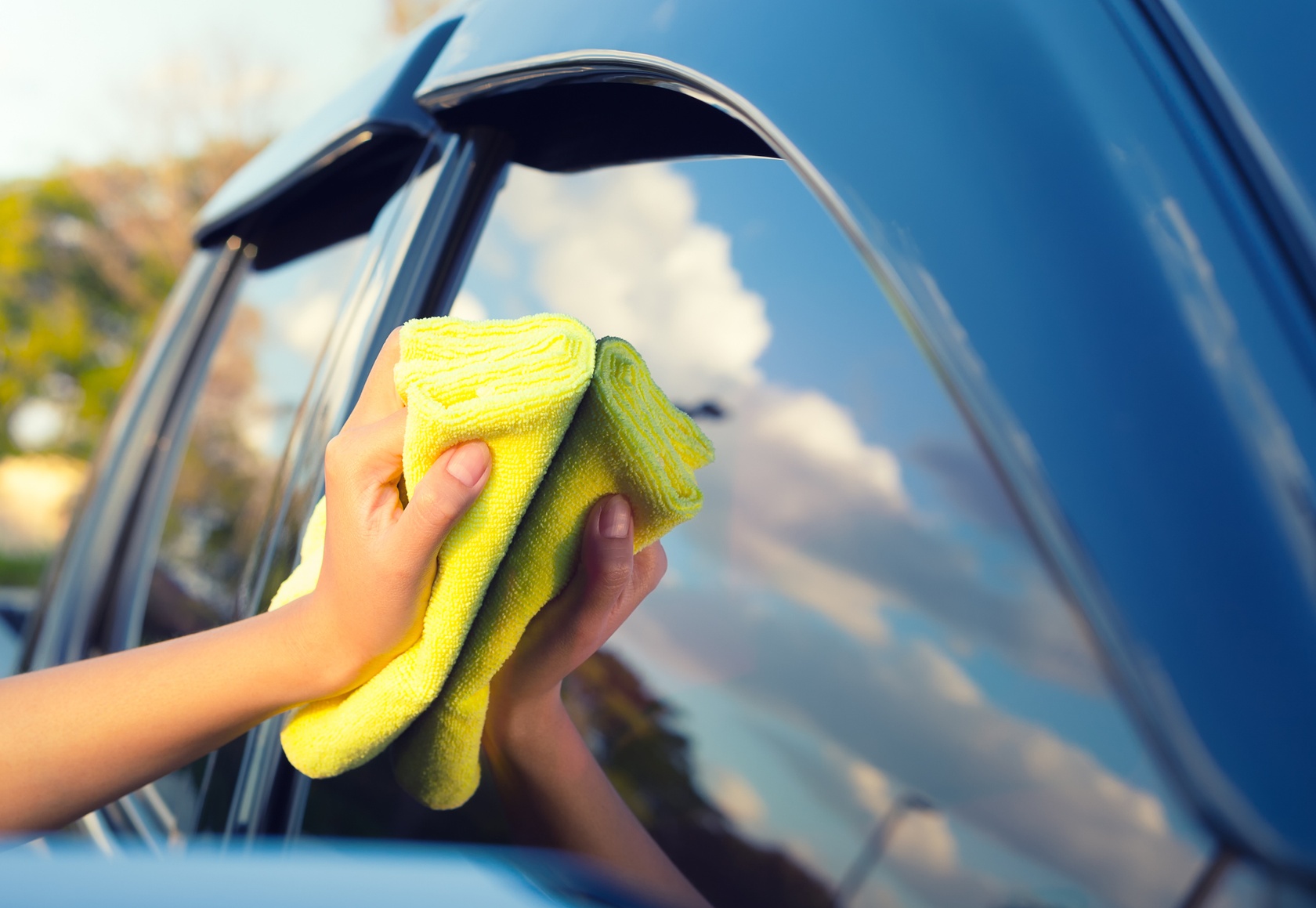 czyszczenie szyby samochodowej ściereczką