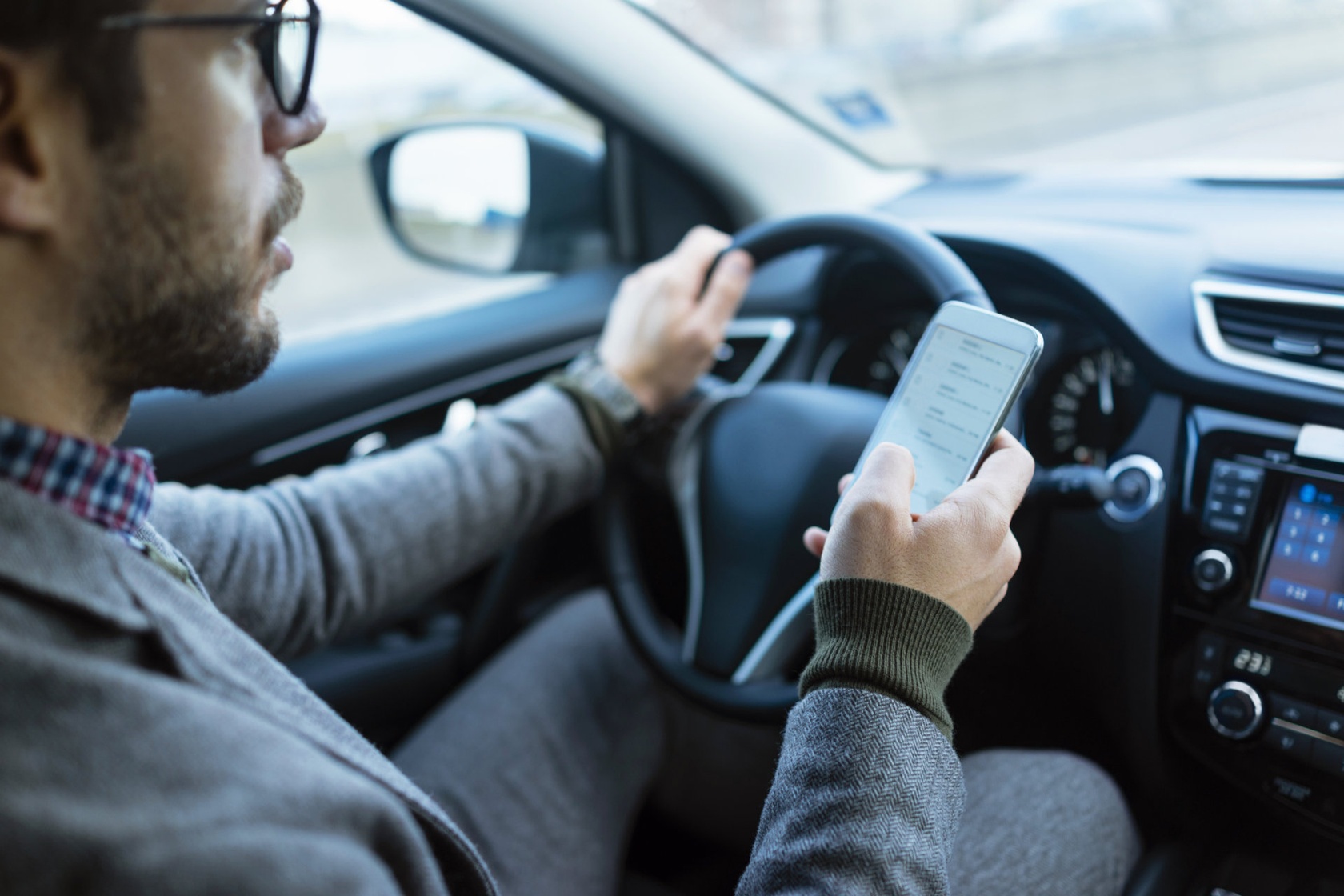 Tego nie rób. Jazda autem z telefonem w ręce nie tylko jest niezgodna z przepisami, ale także (a może przede wszystkim) stanowi olbrzymie zagrożenie dla bezpieczeństwa: jak trzymać kierownicę