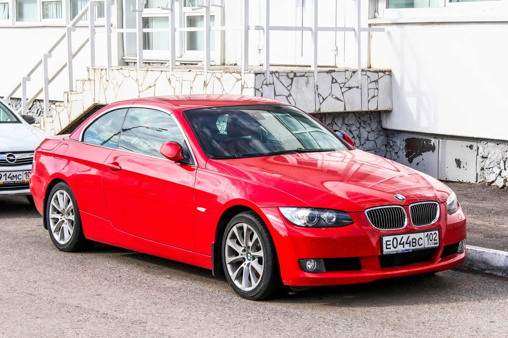 Czerwone BMW Seria 3 320i 