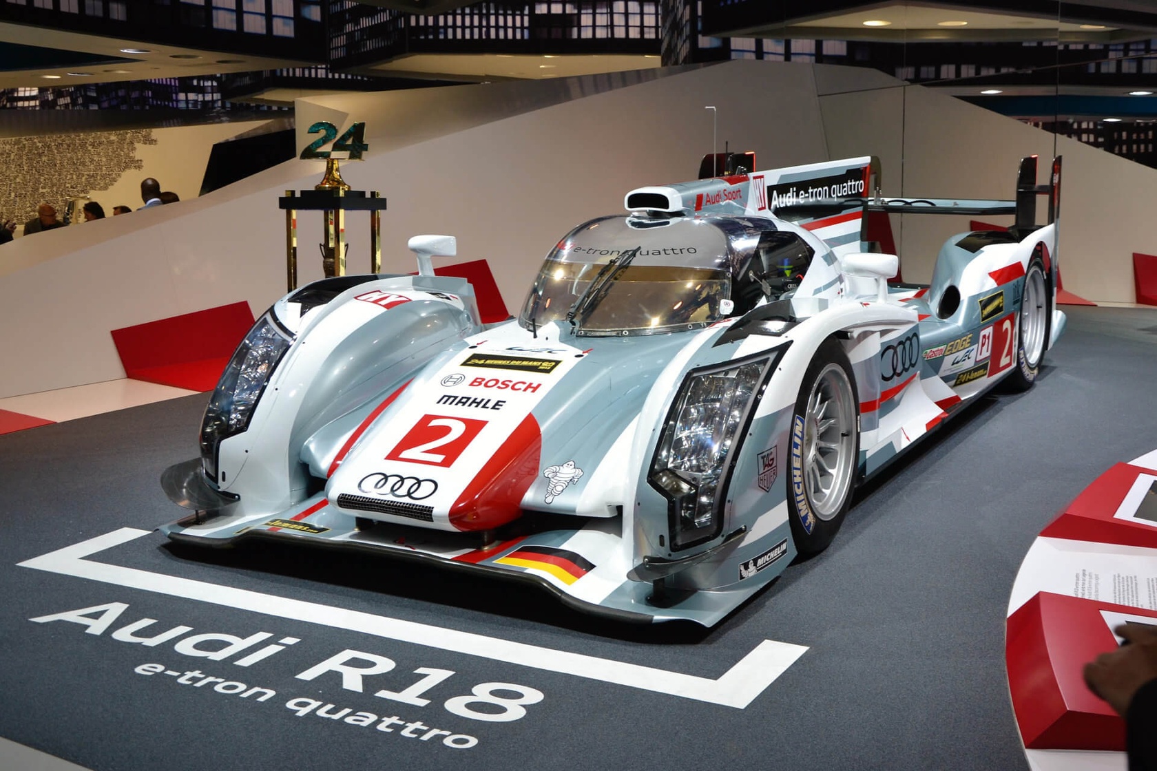Audi R18 e-tron quattro - samochody elektryczne uczestniczą już również w klasycznych zawodach sportowych. Oglądany model przygotowano na wyścig Le Mans.