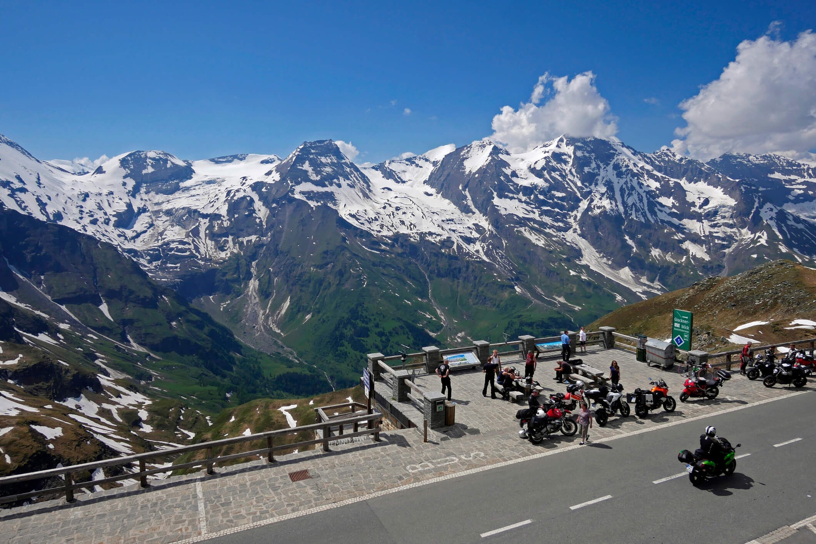 Motocykle turystyczne - motocykle na alpejskim szlaku