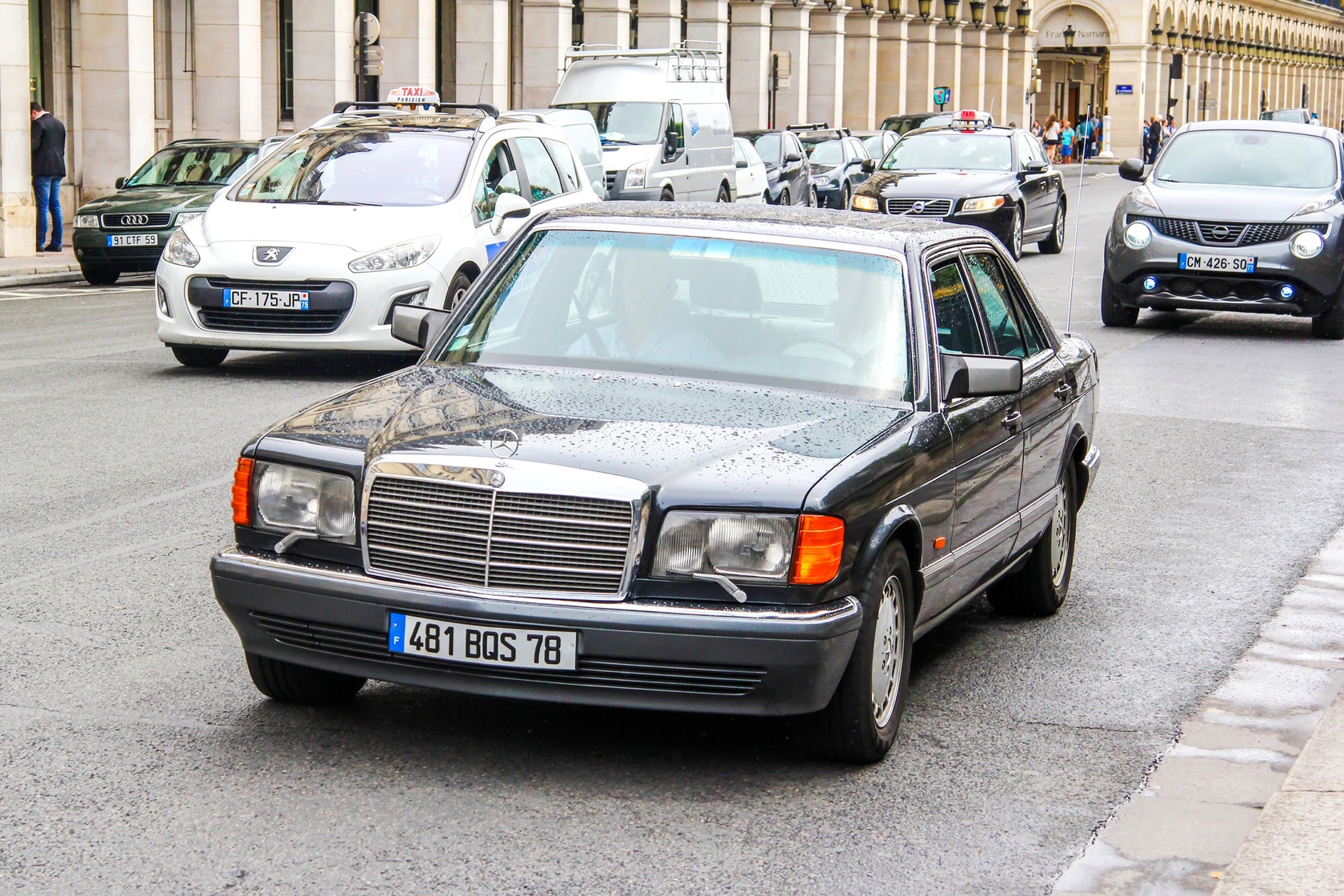 Mercedes W126 na ulicach miasta