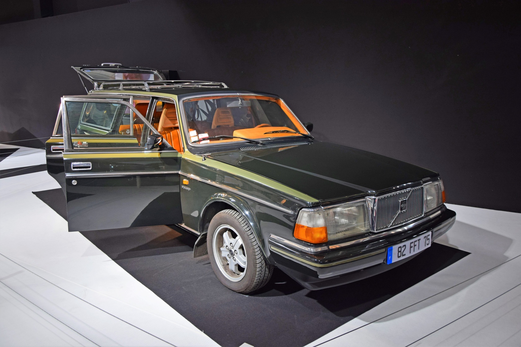 Klasyczne Volvo 240 w wersji kombi - w XX wieku to jeden z najbardziej rozpoznawalnych kształtów rodzajów nadwozi szwedzkiego producenta