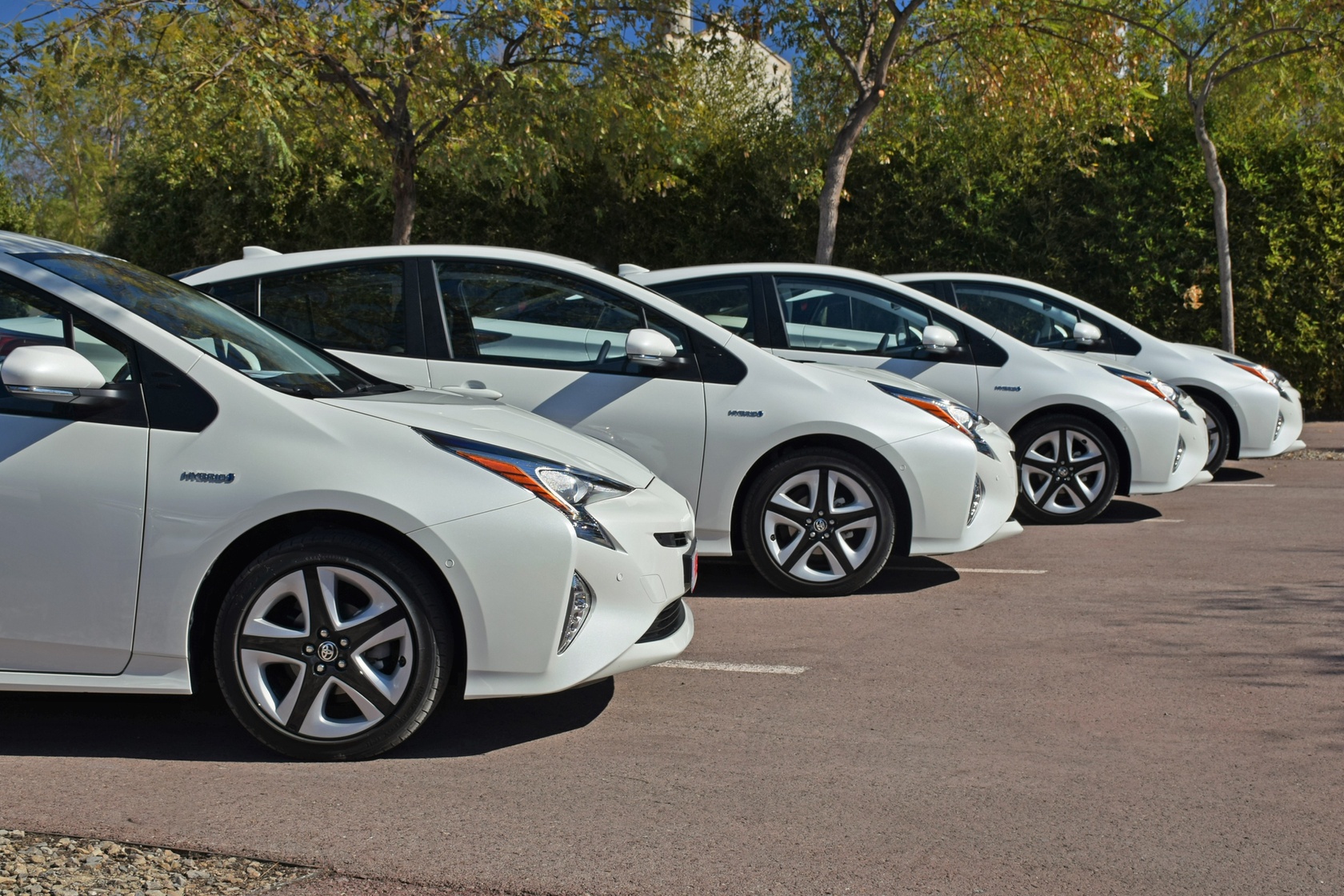Toyota Prius na parkingu - popularna hybryda