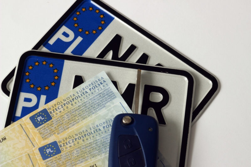 Polskie prawo jazdy, tablice rejesatrcyjne, dokumenty samochodu (dowód rejestracyjny) i kluczyki od samochodu