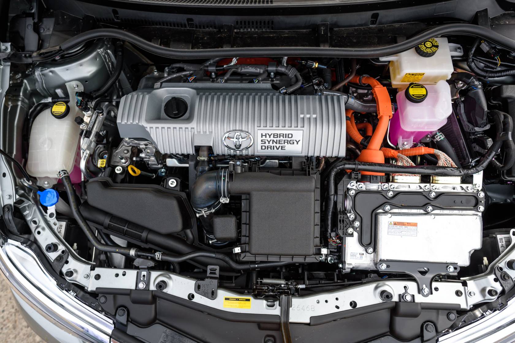 Toyota Auris II - tak prezentuje się silnik po podniesieniu klapy. Połączenie napędu benzynowego i elektrycznego oferuje w sumie 136 KM mocy.